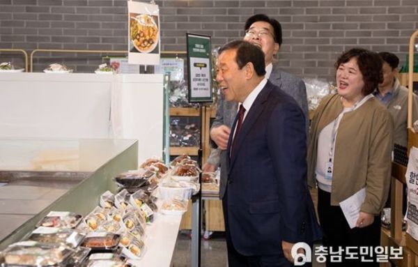 최민호 세종시장, 로컬푸드‘일일 판매사원’체험