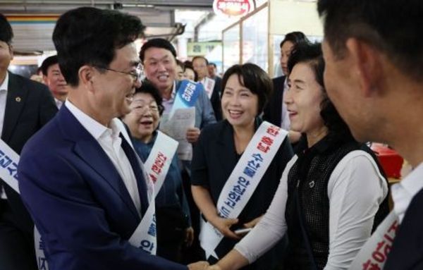 김태흠 충남도지사, 명절 앞 전통시장 찾아 소통