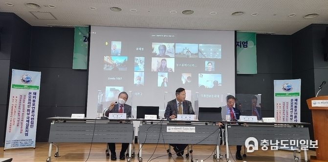 포럼에 왼쪽 아시아기자연합회 이형균 이사장, 위싱턴유에스코리아 강남중 대표, 이규홍 이사장이 진행하고 있다