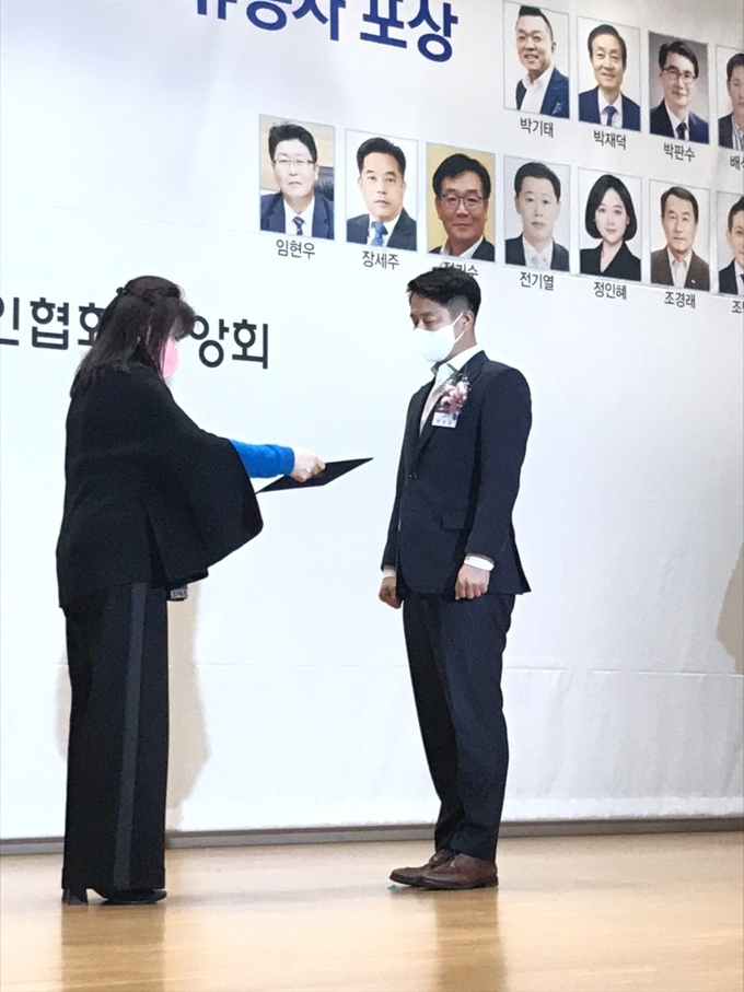 박성우 대표 (오른쪽)