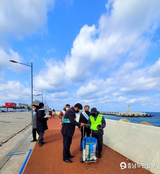 사진= 국제청년환경연합회 김성훈총재가 환경캠페인 책자를 시민들에게 나누어주고 있다. 