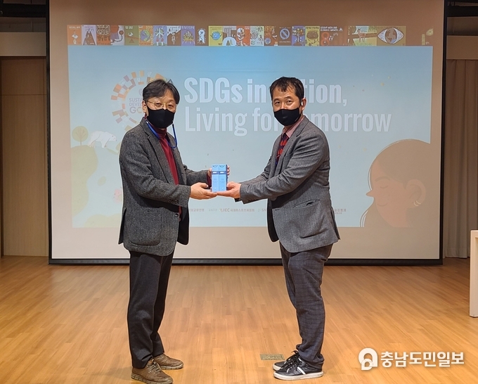 국제청소년문화교류연맹심재환 이사장(왼쪽), 오가넬이노베이션 김명국 대표 (오른쪽)