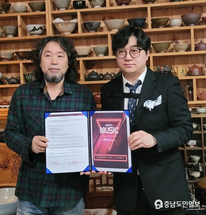 박수복 화백(윈쪽), 우주뮤직 최우수 대표(오른쪽)
