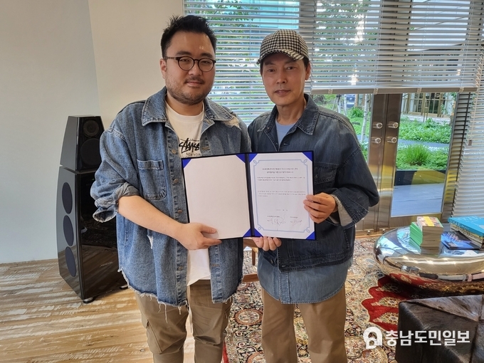 디테일러 신진우 대표(좌)와 중앙패션디자인협회 박윤수 회장(우)