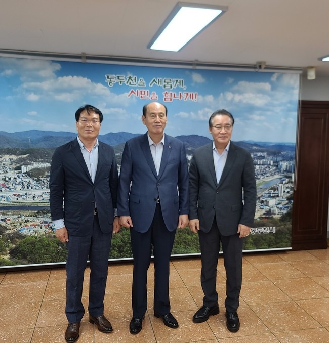 좌로부터, 성기율 K-대사모 중앙회부총재,박형덕 동두천시장,영화배우 독고영재(K-대사모 중앙회장)