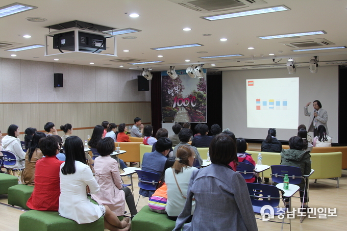 신용순 교수는 전국적으로 100회 이상 창의력 강의를 진행하면서 지역사회 발전에도 많은 기여를 하였다. (사진제공: 신용순 교수)