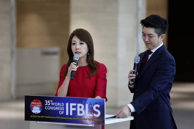 10월 7일 개회식 사회, 윤희정 아나운서