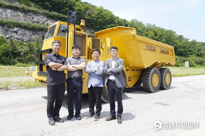 새안이 개발한 30톤급 굴절식 전기 덤프트럭은 매연이 배출되지 않아 탄소배출 문제를 해결했다. (왼쪽부터) 주남기 차장(차량 조립 책임), 김정훈 이사(부품개발책임), 차종호 상무(디자인 및 패키지 담당), 정해만 상무(프로젝트 총괄)