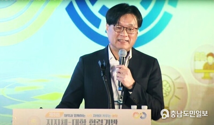 11월 29일 , 제3회 RIS성과포럼에서 한상배 충북바이오헬스산업혁신센터장(충북대 약학과 교수)가 우수사례를 발표하고 있다.
