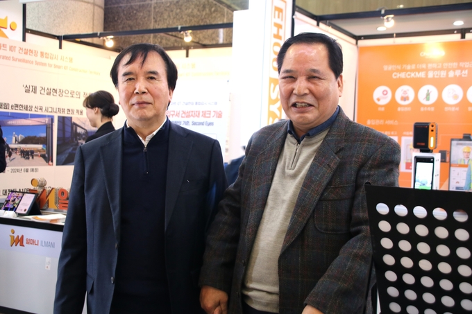 지난 12월 14일 ‘주택건설의 날’ 논현동 건설회관 1층 행사장에서 ㈜다담솔루션 이금재 대표(왼쪽)과 수도권 총판 장팔규 대표(오른쪽)이 인터뷰를 하고 있다.