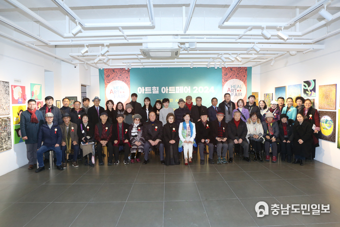 지난 1월 17일 서울 인사동 갤러리라메르에서 아트힐아트페어 조직위원회가 '아트힐아트페어 2024' 부스공모전 개막식을 마치고, 관계자들이 기념촬영을 하고 있다. (사진제공=아트힐아트페어 조직위원회)