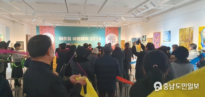 아트힐아트페어 조직위원회의 '아트힐아트페어 2024' 부스공모전 개막식에 미술 작가와 관람객들이 참석한 가운데 개막식이 거행되고 있다. (사진제공=아트힐아트페어 조직위원회)