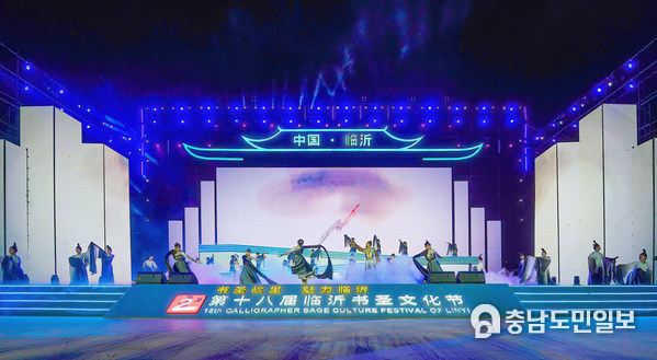 사진: 2022년 9월 3일 중국 동부 산둥성 린이시에서 열린 제18회 린이서성문화축제 개막식에서 춤 공연을 선보이고 있다. 사진: 2022년 9월 3일 중국 동부 산둥성 린이시에서 열린 제18회 린이서성문화축제 개막식에서 춤 공연을 선보이고 있다.