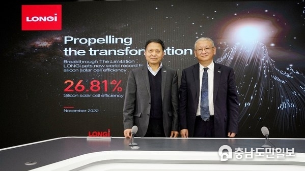 LONGi Central R&D Institute의 부사장인 Xu Xixiang 박사와 LONGi의 설립자이자 사장인 Li Zhengguo가 시안에 있는 LONGi 본사에서 글로벌 미디어 인터뷰 중 촬영 LONGi Central R&D Institute의 부사장인 Xu Xixiang 박사와 LONGi의 설립자이자 사장인 Li Zhengguo가 시안에 있는 LONGi 본사에서 글로벌 미디어 인터뷰 중 촬영