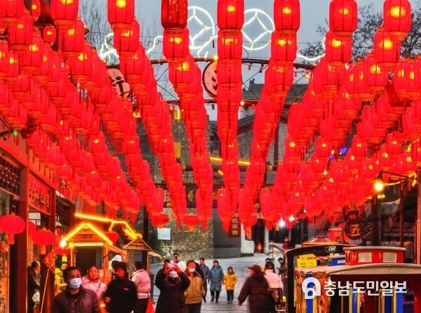 2023년 2월 3일 사진: 중국 동부 산둥성 짜오좡시 쉐청구의 한 명승지. 이곳은 연등 축제를 맞이해 중국 전통 요소와 다채로운 연등으로 특별하게 장식됐다. (사진 제공: Hong Xiaodong)