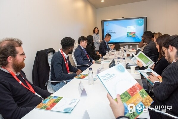 화웨이와 파트너들이 MWC 바르셀로나 2023 첫날에 TECH4ALL 미디어 원탁회의를 진행했다. 화웨이와 파트너들이 MWC 바르셀로나 2023 첫날에 TECH4ALL 미디어 원탁회의를 진행했다.