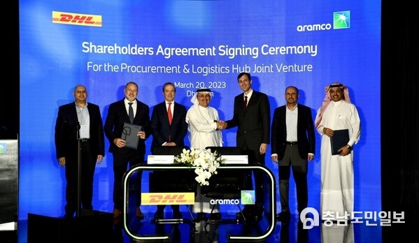 From left, Aramco Acting Executive Vice President of Strategy & Corporate Development Ashraf A. Al Ghazzawi, DHL Supply Chain Europe, Middle East and Africa CEO Hendrik Venter, DHL Supply Chain CEO Oscar de Bok, Aramco President & CEO Amin H. Nasser, Deutsche Post DHL Group CEO-designate Tobias Meyer, Aramco Executive Vice President of Technical Services Ahmad A. Al Sa'adi, and Aramco Senior Vice President of Procurement and Supply Chain Management Mohammad A. Al Shammary From left, Aramco Acting Executive Vice President of Strategy & Corporate Development Ashraf A. Al Ghazzawi, DHL Supply Chain Europe, Middle East and Africa CEO Hendrik Venter, DHL Supply Chain CEO Oscar de Bok, Aramco President & CEO Amin H. Nasser, Deutsche Post DHL Group CEO-designate Tobias Meyer, Aramco Executive Vice President of Technical Services Ahmad A. Al Sa'adi, and Aramco Senior Vice President of Procurement and Supply Chain Management Mohammad A. Al Shammary