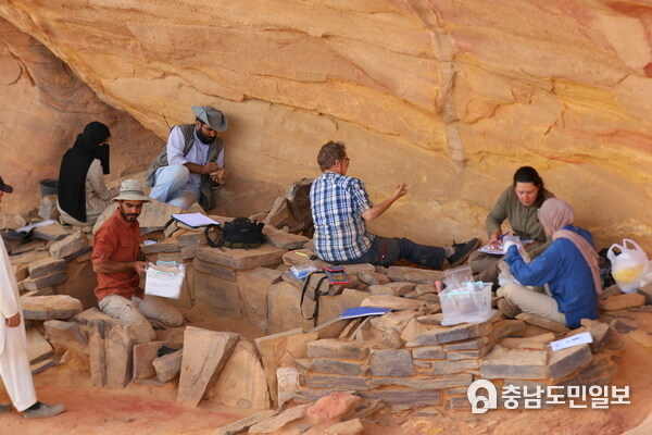 The team led by Dr Wael Abu-Azizeh excavates the chamber that contained “an exceptional discovery” of skull and horn fragments. Credit: Muhammad Al-Dajani / RCU The team led by Dr Wael Abu-Azizeh excavates the chamber that contained “an exceptional discovery” of skull and horn fragments. Credit: Muhammad Al-Dajani / RCU