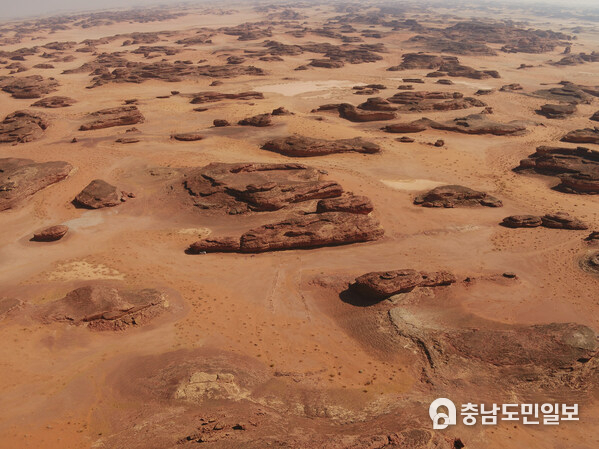 The outline of the Kennedy team’s mustatil is at the forefront of this image of the landscape east of AlUla. They describe the location as “essentially hidden in the sandstone canyons”. Credit: Hugh Kennedy, AAKSA / RCU The outline of the Kennedy team’s mustatil is at the forefront of this image of the landscape east of AlUla. They describe the location as “essentially hidden in the sandstone canyons”. Credit: Hugh Kennedy, AAKSA / RCU