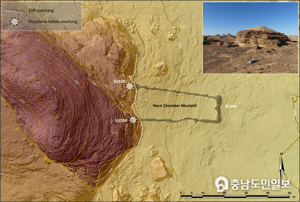 In this overview of the Horn Chamber Mustatil (at IDIHA-0000687), SU300 marks the eastern wall of the mustatil, SU200 marks a stone cairn and SU100 marks the 7x2.5m platform containing the horn chamber. The cliff overhang protected the horn chamber from exposure to the elements, which accounts for the exceptional state of preservation. Credit: Wael Abu-Azizeh et al 2022 / RCU In this overview of the Horn Chamber Mustatil (at IDIHA-0000687), SU300 marks the eastern wall of the mustatil, SU200 marks a stone cairn and SU100 marks the 7x2.5m platform containing the horn chamber. The cliff overhang protected the horn chamber from exposure to the elements, which accounts for the exceptional state of preservation. Credit: Wael Abu-Azizeh et al 2022 / RCU