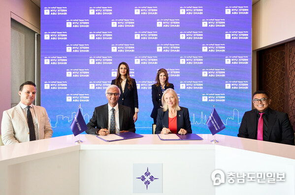 Front Row Left to Right: John Tate, CEO, Tamkeen; Raghu Sundaram, Dean, NYU Stern School of Business; Mariët Westermann, Vice Chancellor, NYU Abu Dhabi; Arlie Petters, Provost, NYU Abu Dhabi Back Row Left to Right: Rima Al Mokarrab, Trustee, NYU, and Chair, Tamkeen; Linda Mills, President, NYU Front Row Left to Right: John Tate, CEO, Tamkeen; Raghu Sundaram, Dean, NYU Stern School of Business; Mariët Westermann, Vice Chancellor, NYU Abu Dhabi; Arlie Petters, Provost, NYU Abu Dhabi Back Row Left to Right: Rima Al Mokarrab, Trustee, NYU, and Chair, Tamkeen; Linda Mills, President, NYU