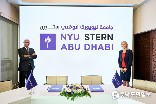 Left to Right: Raghu Sundaram, Dean, NYU Stern School of Business; Mariët Westermann, Vice Chancellor, NYU Abu Dhabi Left to Right: Raghu Sundaram, Dean, NYU Stern School of Business; Mariët Westermann, Vice Chancellor, NYU Abu Dhabi