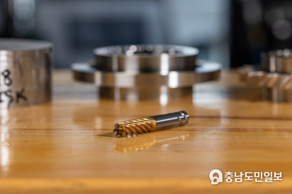 Move from one challenging cut to the next with internal coolant channels and an 8-flute design delivering higher machining flexibility and process stability. Move from one challenging cut to the next with internal coolant channels and an 8-flute design delivering higher machining flexibility and process stability.