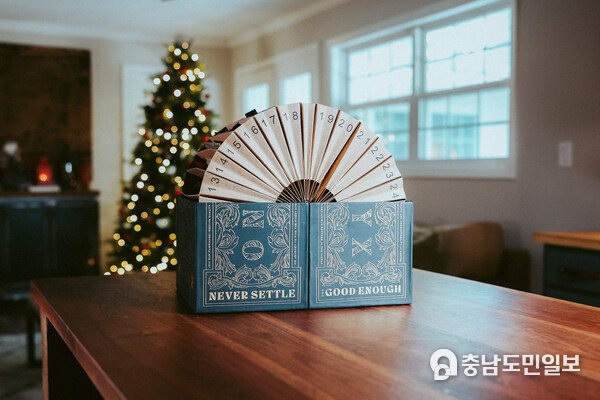 The 2023 Coffee Advent Calendar by Onyx Coffee Lab invites coffee consumers worldwide to sip through 24 days of thoughtfully selected brews, exploring a range of coffee origins, varieties, and processing methods that reveal the rich tapestry of coffee flavors found across the globe. The 2023 Coffee Advent Calendar by Onyx Coffee Lab invites coffee consumers worldwide to sip through 24 days of thoughtfully selected brews, exploring a range of coffee origins, varieties, and processing methods that reveal the rich tapestry of coffee flavors found across the globe.