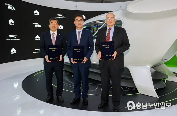 Jaiwon Shin, president of Hyundai Motor Group and CEO of Supernal, Jae-Wook Jung, president and CEO of Hyundai WIA and Bruno Spagnolini, CEO of Mecaer, joined to formalize the three-way partnership at Seoul ADEX on Oct. 18. Jaiwon Shin, president of Hyundai Motor Group and CEO of Supernal, Jae-Wook Jung, president and CEO of Hyundai WIA and Bruno Spagnolini, CEO of Mecaer, joined to formalize the three-way partnership at Seoul ADEX on Oct. 18.