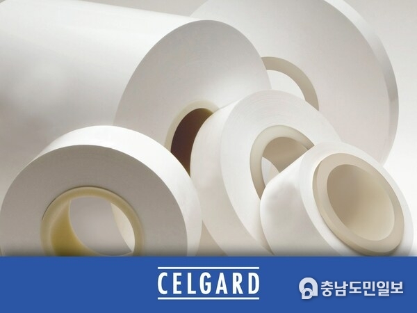 Celgard® dry-process coated and uncoated microporous membranes are used as separators in various lithium-ion batteries used primarily in electric drive vehicles (EDV), energy storage systems (ESS) and other specialty applications. Celgard® dry-process coated and uncoated microporous membranes are used as separators in various lithium-ion batteries used primarily in electric drive vehicles (EDV), energy storage systems (ESS) and other specialty applications.