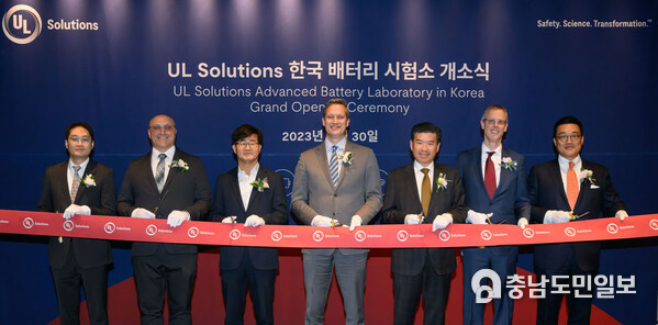 UL Solutions leaders and South Korean dignitaries officially opened the UL Solutions Korea Advanced Battery Laboratory. This new facility is in Pyeongtaek, a key electric vehicle (EV) battery manufacturing hub in South Korea. It provides customers with improved access to the latest safety technology to increase innovation and speed to market. UL Solutions leaders and South Korean dignitaries officially opened the UL Solutions Korea Advanced Battery Laboratory. This new facility is in Pyeongtaek, a key electric vehicle (EV) battery manufacturing hub in South Korea. It provides customers with improved access to the latest safety technology to increase innovation and speed to market.