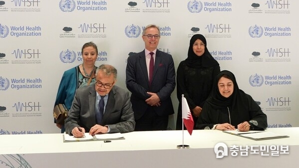 Dr Tedros Adhanom Ghebreyesus (seated left) , Director General, WHO, and Sultana Afdhal, CEO, WISH, sign a collaboration agreement at Qatar Foundation’s headquarters, witnessed by Her Excellency Dr Hanan Mohamed Al Kuwari (top right), Minister of Public Health in Qatar, and representatives of WHO. Dr Tedros Adhanom Ghebreyesus (seated left) , Director General, WHO, and Sultana Afdhal, CEO, WISH, sign a collaboration agreement at Qatar Foundation’s headquarters, witnessed by Her Excellency Dr Hanan Mohamed Al Kuwari (top right), Minister of Public Health in Qatar, and representatives of WHO.