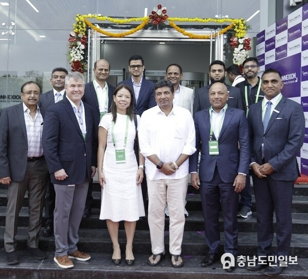 (L-R) M. Balachandran, Mentor & President RIL; Greg Wright, Chief Investment Officer, Digital Realty; Serene Nah, Managing Director & Head of Asia Pacific, Digital Realty; Dr. Palanivel Thiagarajan, Hon’ble Minister of Information Technology and Digital Services of Tamil Nadu; Udhay Mathialagan, Managing Director, Infrastructure and Global CEO Data centers, Brookfield; CB Velayuthan, CEO, Digital Connexion (L-R) M. Balachandran, Mentor & President RIL; Greg Wright, Chief Investment Officer, Digital Realty; Serene Nah, Managing Director & Head of Asia Pacific, Digital Realty; Dr. Palanivel Thiagarajan, Hon’ble Minister of Information Technology and Digital Services of Tamil Nadu; Udhay Mathialagan, Managing Director, Infrastructure and Global CEO Data centers, Brookfield; CB Velayuthan, CEO, Digital Connexion