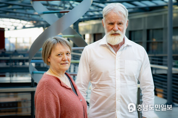 Valgerdur Steinthorsdottir project leader at deCODE genetics and Kári Stefánsson CEO of deCODE genetics Valgerdur Steinthorsdottir project leader at deCODE genetics and Kári Stefánsson CEO of deCODE genetics