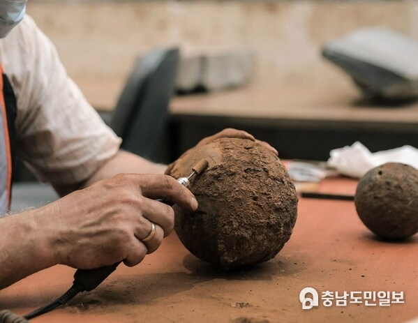 Iron round shot (cannonball) during conservation in the laboratory of JHD's General Department of Archaeology. Iron round shot (cannonball) during conservation in the laboratory of JHD's General Department of Archaeology.