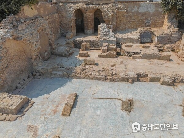 View of the interior of al Shona showing archaeological remains belonging to various historic phases. View of the interior of al Shona showing archaeological remains belonging to various historic phases.