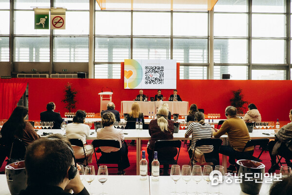 H.E. the Ambassador of the Republic of Moldova to France, Corina Călugăru, Stefan Iamandi, Director of the National Vine and Wine Office, and journalist Robert Joseph hosting Wine of Moldova’s masterclass at Vinexpo Paris 2024 H.E. the Ambassador of the Republic of Moldova to France, Corina Călugăru, Stefan Iamandi, Director of the National Vine and Wine Office, and journalist Robert Joseph hosting Wine of Moldova’s masterclass at Vinexpo Paris 2024