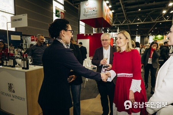 H.E. the Ambassador of the Republic of Moldova to France, Corina Călugăru greeting Moldovan wineries’ representatives attending Vinexpo Paris 2024 H.E. the Ambassador of the Republic of Moldova to France, Corina Călugăru greeting Moldovan wineries’ representatives attending Vinexpo Paris 2024