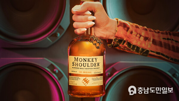 Everything remixed but the recipe: Award-winning* Monkey Shoulder whisky, the 100% malt whisky made for mixing, reveals a fresh new look and feel to its bottle, including a bold refresh of the label and a lighter bottle - up to 25%** in glass reduction. Everything remixed but the recipe: Award-winning* Monkey Shoulder whisky, the 100% malt whisky made for mixing, reveals a fresh new look and feel to its bottle, including a bold refresh of the label and a lighter bottle - up to 25%** in glass reduction.