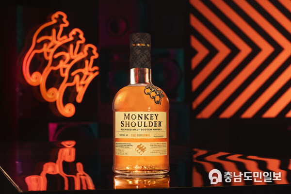 Everything remixed but the recipe: Award-winning* Monkey Shoulder whisky, the 100% malt whisky made for mixing, reveals a fresh new look and feel to its bottle, including a bold refresh of the label and a lighter bottle - up to 25%** in glass reduction. Everything remixed but the recipe: Award-winning* Monkey Shoulder whisky, the 100% malt whisky made for mixing, reveals a fresh new look and feel to its bottle, including a bold refresh of the label and a lighter bottle - up to 25%** in glass reduction.