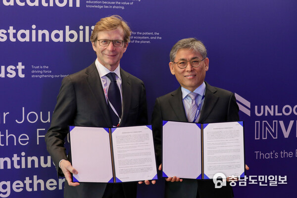 Samsung Medison CEO Mr. Yongkwan Kim and Bracco Imaging CEO Dr. Fulvio Renoldi Bracco endorsed a Memorandum of Understanding agreement Samsung Medison CEO Mr. Yongkwan Kim and Bracco Imaging CEO Dr. Fulvio Renoldi Bracco endorsed a Memorandum of Understanding agreement