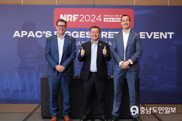 Ryf Quail, Managing Director, NRF 2024: Retail’s Big Show Asia Pacific, Comexposium (left), Poh Chi Chuan, Executive Director, Exhibitions and Conferences, Experience Development Group, Singapore Tourism Board (STB) and David Mann, Chief Economist, Asia Pacific, Mastercard (extreme right).