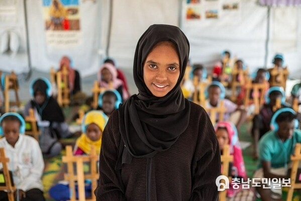 Sudan has the largest forced displacement crisis in the world today. Over 8 million people have been displaced inside and outside Sudan since 15 April 2023, including 4 million children. Most schools are shuttered or are struggling to re-open across the country, leaving nearly 19 million school-aged children at risk of losing out on their education. To put this in perspective, that’s more children at risk than the total populations of Finland, Ireland and Norway combined. Sudan has the largest forced displacement crisis in the world today. Over 8 million people have been displaced inside and outside Sudan since 15 April 2023, including 4 million children. Most schools are shuttered or are struggling to re-open across the country, leaving nearly 19 million school-aged children at risk of losing out on their education. To put this in perspective, that’s more children at risk than the total populations of Finland, Ireland and Norway combined.