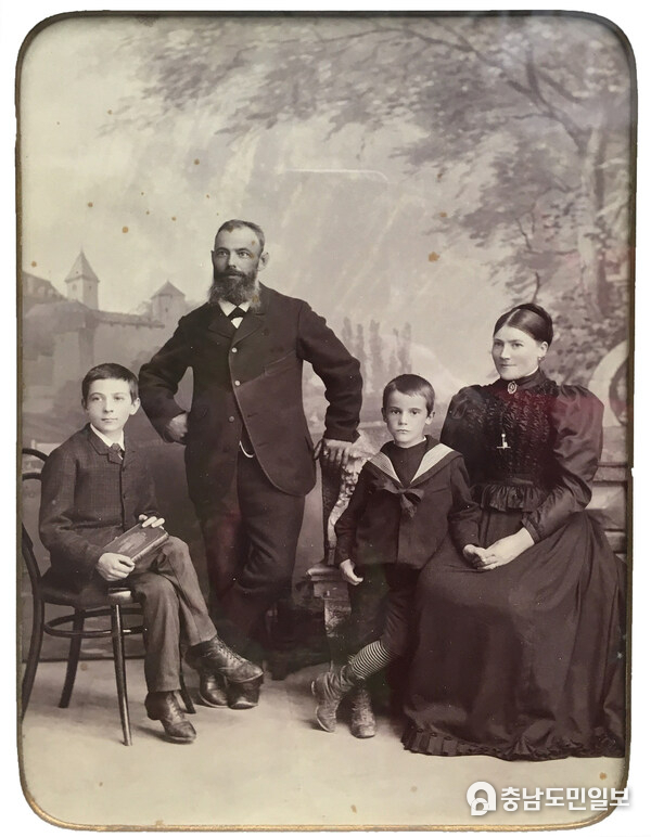Gebert 가족 - 창립 가족사진: 1892년 직후 촬영된 사진에 Albert Gebert와 그의 아내 Josefina, 두 아들 Albert Emil (왼쪽), Leo가 함께 있는 모습.