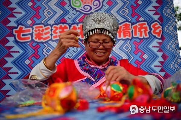 Photo taken on April 13, 2024, shows a villager of Yanglin Village is making Chinese perfume pouch. (Photo by Shi Yu)