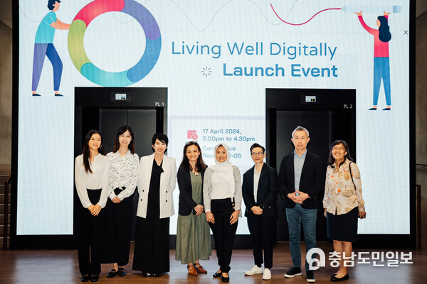 (From right to left) Professor Li Mongli, Professor Chen Tsuhan, Professor Audrey Yue, Senior Parliamentary Secretary Mdm Rahayu Mahzam, Professor Natalie Pang, Dr. Yuhyun Park, Assistant Professor Zhang Renwen, Research Assistant Soh Kai Xin (From right to left) Professor Li Mongli, Professor Chen Tsuhan, Professor Audrey Yue, Senior Parliamentary Secretary Mdm Rahayu Mahzam, Professor Natalie Pang, Dr. Yuhyun Park, Assistant Professor Zhang Renwen, Research Assistant Soh Kai Xin
