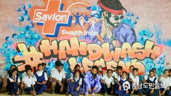 ITC Limited - Hip Hop Hacked! Savlon Swasth India Mission’s #HandwashLegends made Handwashing cool for India’s Youth ITC Limited - Hip Hop Hacked! Savlon Swasth India Mission’s #HandwashLegends made Handwashing cool for India’s Youth