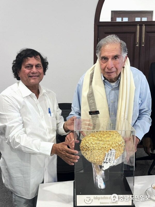 Mr. Ratan Naval Tata, Chairman Emeritus, Tata Sons, receiving the prestigious KISS Humanitarian Award 2021 from Prof. Achyuta Samanta, Founder, KIIT, KISS & KIMS, Bhubaneswar. Mr. Ratan Naval Tata, Chairman Emeritus, Tata Sons, receiving the prestigious KISS Humanitarian Award 2021 from Prof. Achyuta Samanta, Founder, KIIT, KISS & KIMS, Bhubaneswar.