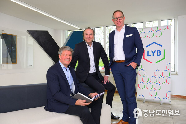People in the picture are (from left to right): Stephan Staender (LYB), Ralf Müller, Christoph Kappenhagen (both Yncoris) People in the picture are (from left to right): Stephan Staender (LYB), Ralf Müller, Christoph Kappenhagen (both Yncoris)