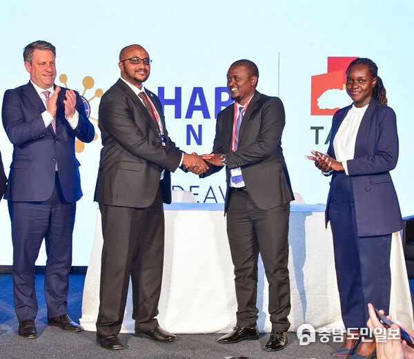 (Left to right) Frank Mosier, Chairman of the Board of Directors, Rendeavour; Alex Kahu, Country Head, Kenya, Rendeavour; Hon. John Njogu, Gitothua Ward MCA; and Linda Nyaseda, Head of City Management, Tatu City, during the launch of Fahari Link, Tatu City’s new internet company, targeting digitally underserved communities in Kenya (Credit: Tatu City). (Left to right) Frank Mosier, Chairman of the Board of Directors, Rendeavour; Alex Kahu, Country Head, Kenya, Rendeavour; Hon. John Njogu, Gitothua Ward MCA; and Linda Nyaseda, Head of City Management, Tatu City, during the launch of Fahari Link, Tatu City’s new internet company, targeting digitally underserved communities in Kenya (Credit: Tatu City).